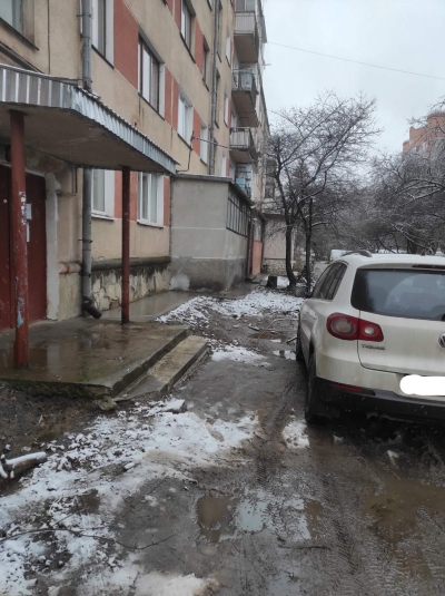 У Тернополі автівка перекрила вхід в під’їзд (фотофакт)