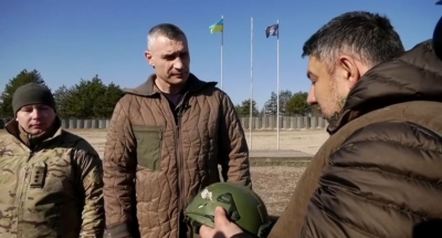 Віталій Кличко відвідав військову частину, яка захищала аеропорт у Гостомелі, та передав допомогу 