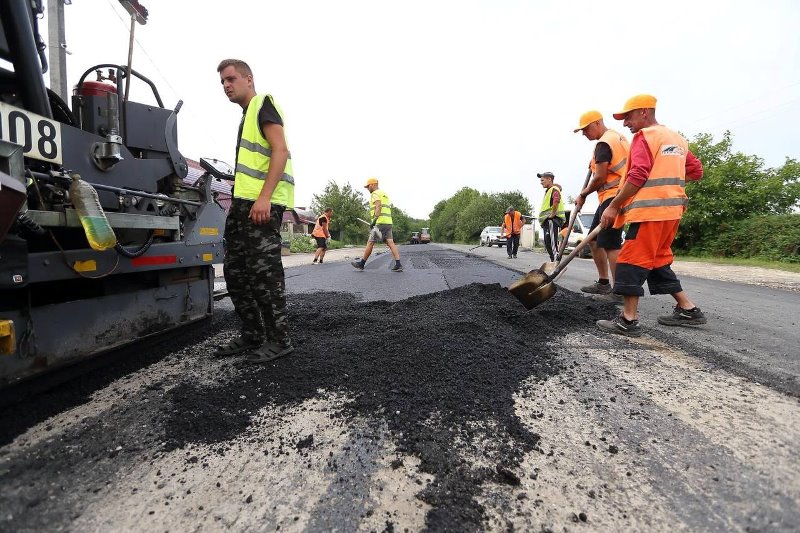 У напрямку Лозови вже влаштували верхній шар асфальту