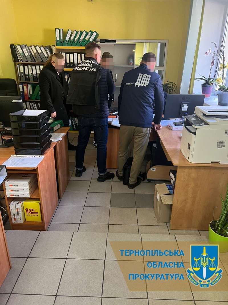 Податківця та трьох директорів підприємств тютюнової галузі на Тернопільщині підозрюють в ухиленні від сплати податків на 32 млн грн