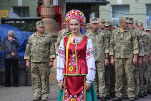 На головній площі тернополяни урочисто підняли синьо-жовтий стяг (фото)