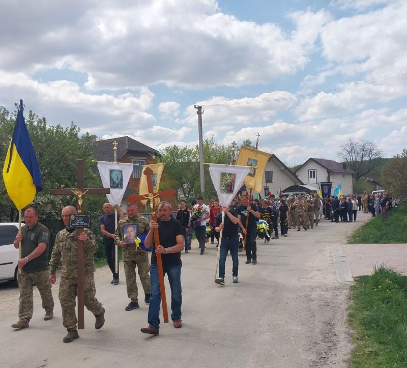На Тернопільщині провели в останню земну дорогу захисника Юрія Веця (фото)