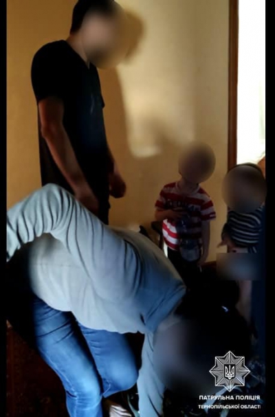 Поліцейські забрали двох дітей у п&#039;яних батьків з Тернополя