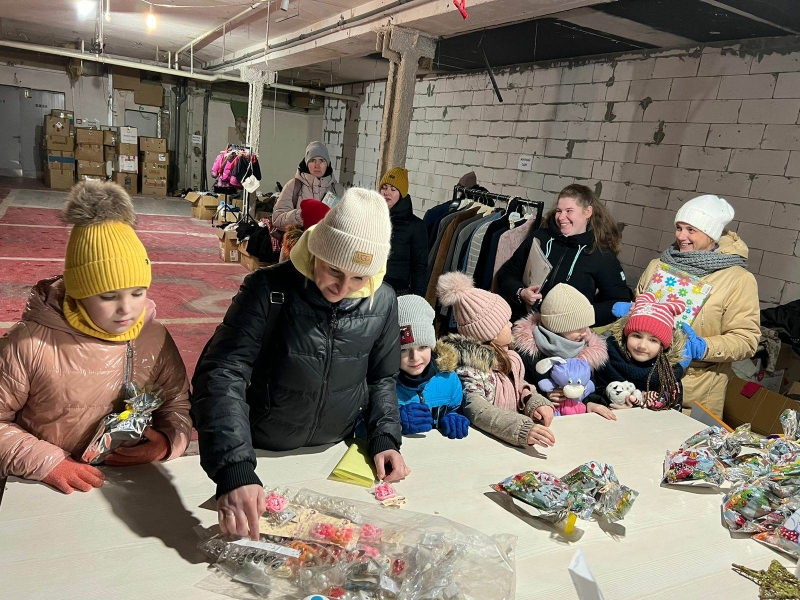 Понад три сотні солодких пакунків роздали дітям волонтери «Платформи єдності» у свято Миколая (фото)
