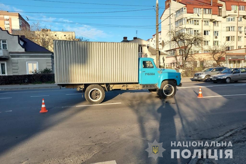 У Тернополі 17-річний учень-стажер за кермом учбового авто збив жінку