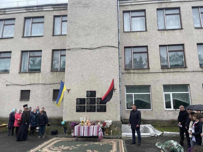 На фасаді школи відкрили меморіальну дошку Герою Сергію Андрійчуку з Тернопільщини