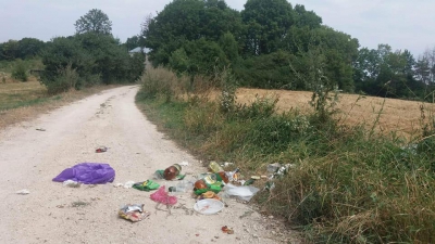 На Тернопільщині відпочивальники засмітили шлях до церкви (фотофакт)