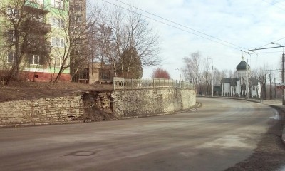 У Тернополі на Дружбі обвалилась підпірна стіна