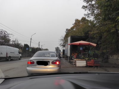 Затор через кавуни: у Тернополі просто на дорозі продавали фрукти та овочі (фото)