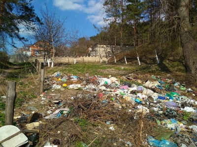 У підніжжі &quot;Дівочих скель&quot; на Тернопільщині - стихійне сміттєзвалище (фотофакт)