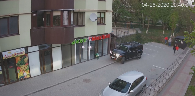 У Тернополі джип залишили просто на тротуарі (відео)