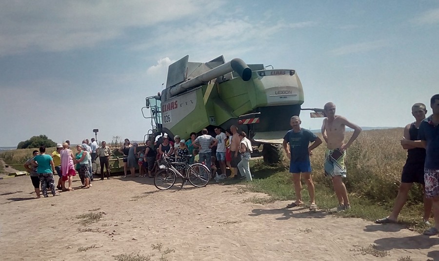 Проти рейдерів агрохолдингу «Мрія», які незаконно намагалися зібрати урожай фермера, повстала вся Романівка (фото, відео)
