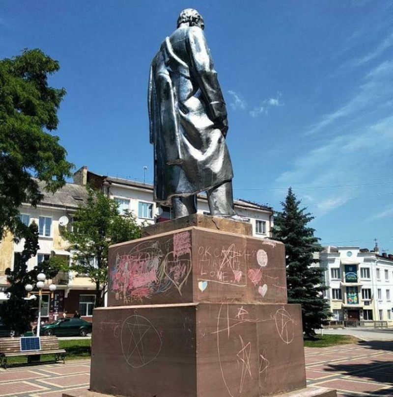 На Тернопільщині крейдою розмалювали пам’ятник Шевченку (фотофакт)