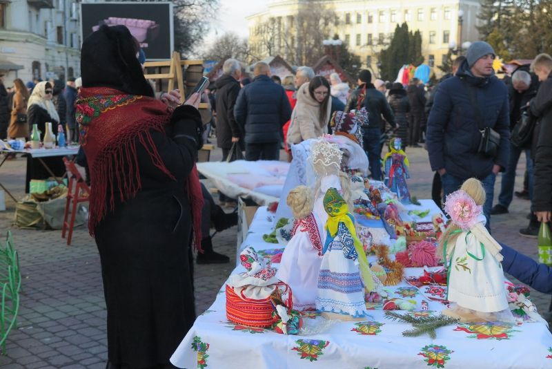 Під головною ялинкою Тернополя стало яскравіше від виробів народних майстрів (фото)