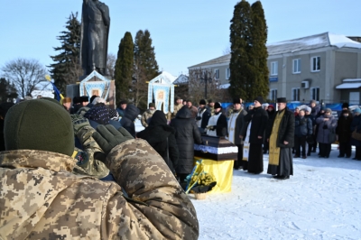 На колінах і з квітами в руках: у громаді на Тернопільщині зустріли полеглого захисника