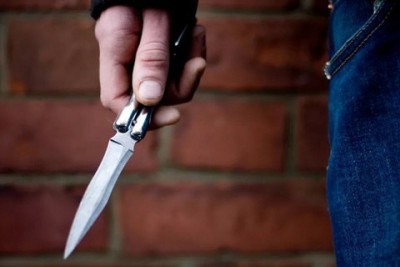 Накинувся з ножем: на Тернопільщині 39-річний чоловік пограбував пенсіонерку