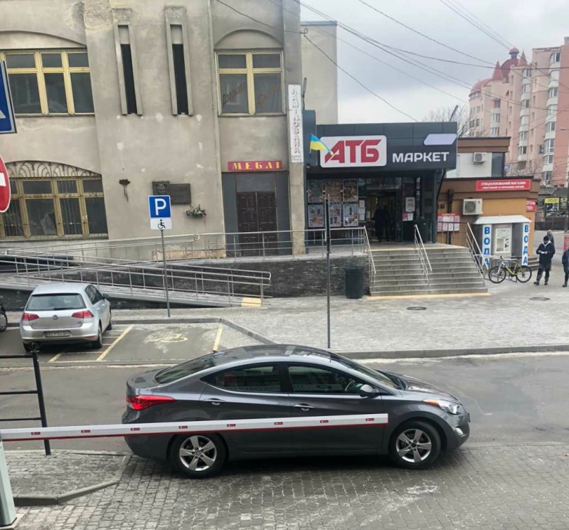 У Тернополі невідомий перекрив виїзд мешканцям будинку (фотофакт)