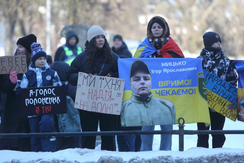 «Вільні, боріться за них»: у Тернополі рідні полонених і зниклих безвісти знову вийшли на акцію (фоторепортаж)