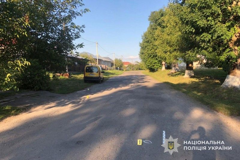 На Тернопільщині автомобіль збив пішохода: чоловік - у важкому стані