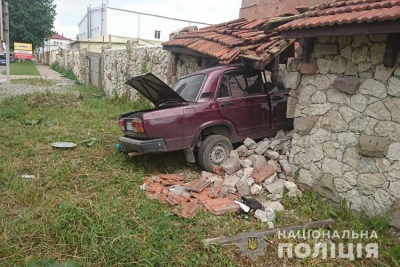 У Тернополі автівка протаранила кам&#039;яну огорожу