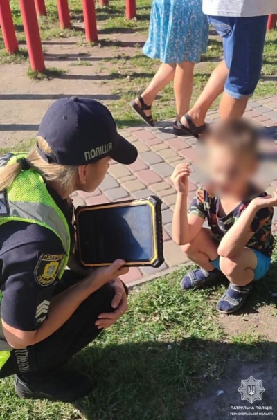 У Тернополі патрульні повернули матері дитину, яка загубилась у міському парку