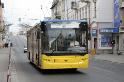 Як у Тернополі здійснюють спеціальні перевезення тролейбусами та автобусами у робочі дні?