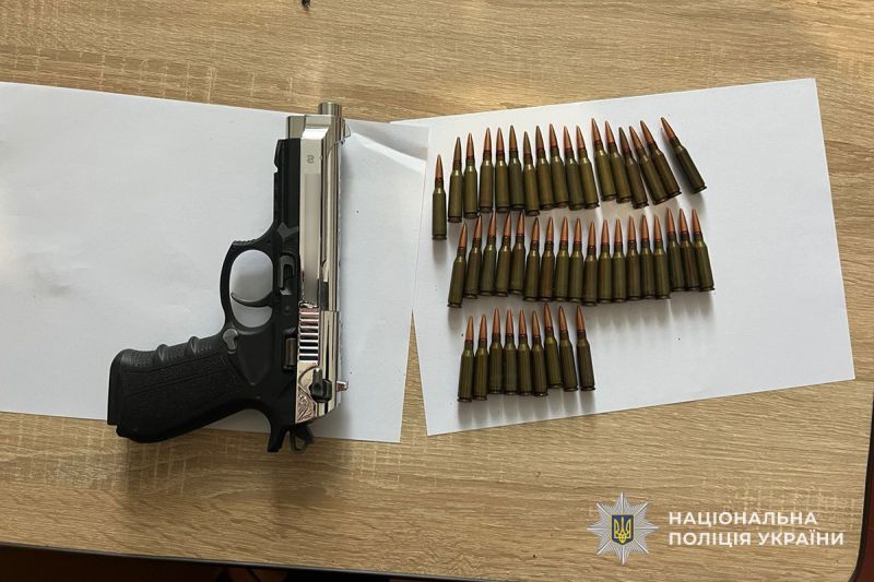 На Тернопільщині викрили чоловіка, який торгував переробленим пістолетом та набоями до АК
