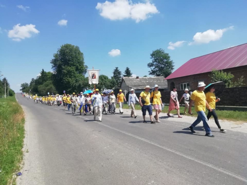 На Тернопільщині відбулась масштабна піша проща до святині (фото)