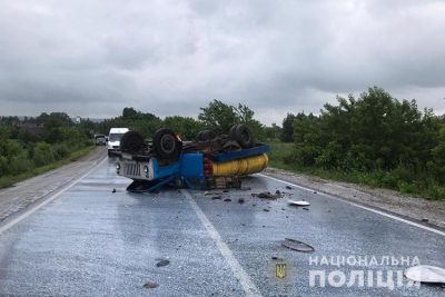 Внаслідок ДТП на Тернопільщині перекинувся молоковоз