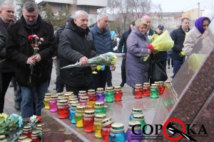 Молитвою та квітами тернополяни вшанували пам’ять Героїв Небесної Сотні (фото)