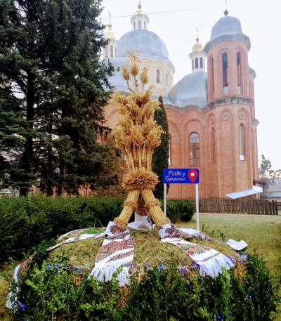 У місті на Тернопільщині встановили величезний дідух (фотофакт)