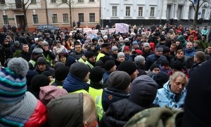 Десятки матерів вийшли під стіни Тернопільської міської ради, щоб їхніх дітей не ділили на міських і неміських