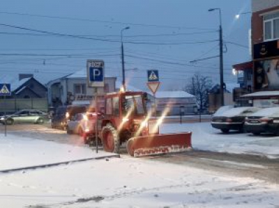 У Тернополі неправильно припарковані та залишені обабіч доріг машини заважають роботі снігоприбиральної техніки