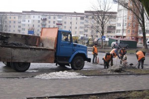 На дорогах Тернополя продовжують &quot;латати&quot; ями