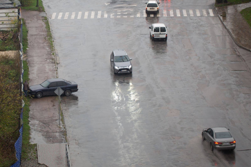 У Тернополі водії продовжують освоювати тротуари (фотофакт)