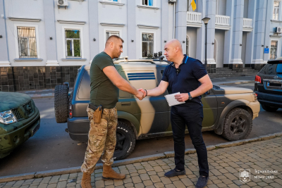 На передову вирушив позашляховик, який купили працівники міської ради та депутати - Сергій Надал