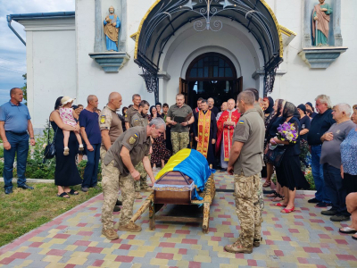 На щиті додому повернувся воїн з Тернопільщини Михайло Вельничук