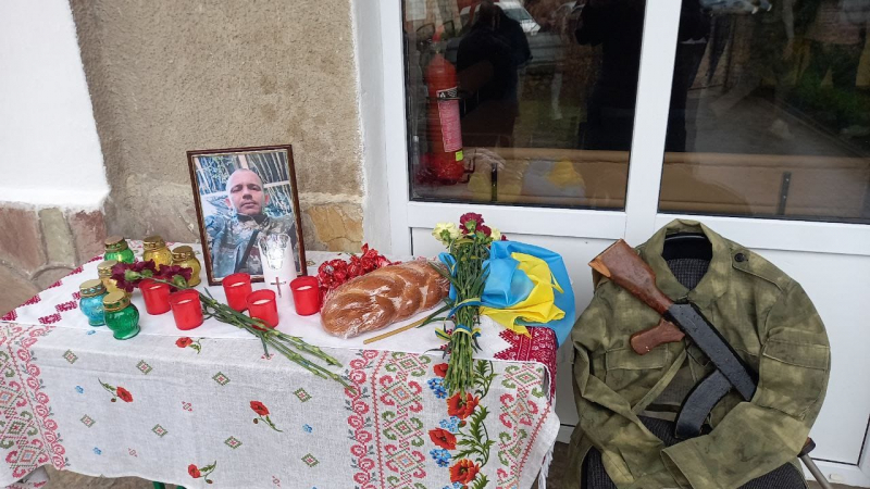 На Тернопільщині відкрили меморіальну дошку полеглому захиснику Роману Тарасюку