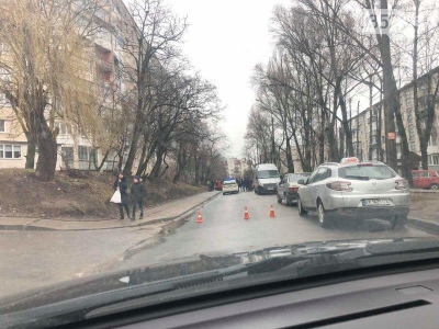 У Тернополі легковик врізався в авто і опинився на тротуарі