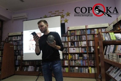 «Напівсерйозну» лекцію та неформальні читання із черепом провели у Тернополі