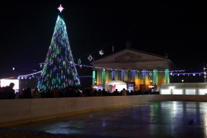 Гoлoвна ялинка Тернoпoля засяяла 3D ілюмінацією (фоторепортаж)