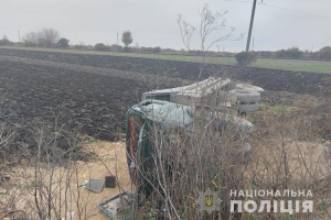 Неподалік Тернополя перекинулася вантажівка. Водія затисло у кабіні