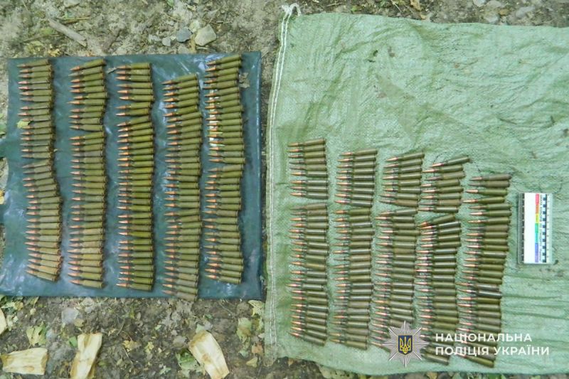 Тернопільські поліцейські вилучили у перехожого майже 400 набоїв до автомата Калашникова