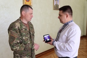 Віктор Овчарук вручив відзнаку захиснику України