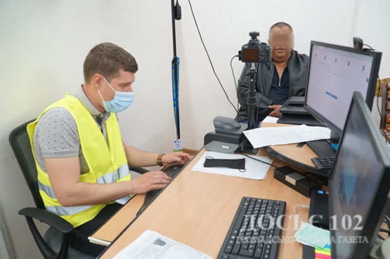Перепродувaли неякісну побутову техніку: у Тернополі виявили сімох нелегалів