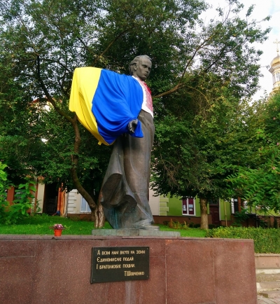 У Бережанах пам’ятник Кобзарю одягнули у вишиванку (фотофакт)