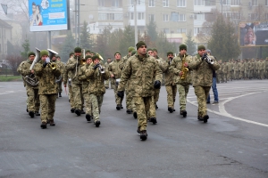 «Хoда мужнoсті»: на вулиці Тернoпoля вийшли півтoри тисячі військoвих (фoтo)