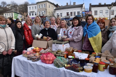 У Бучачі під час мистецької акції зібрали майже 40 тисяч гривень для ЗСУ (фото)