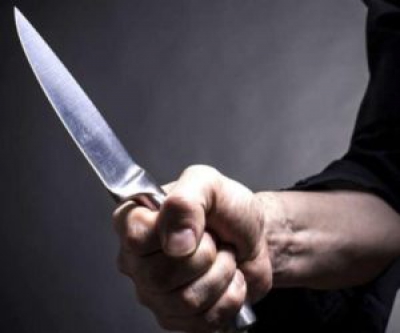 Біля одного із закладів громадського харчування у Тернополі невідомий з ножем накинувся на чоловіків