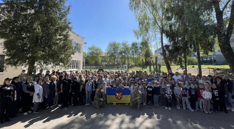 Патріотизм починається зі свідомості: військовослужбовці завітали до ліцею на Тернопільщині
